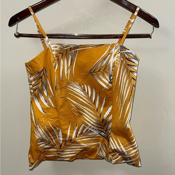 The Skinny Crop White House Black Market Pants and Palm-Print Bustier Set. - Picture 2 of 11